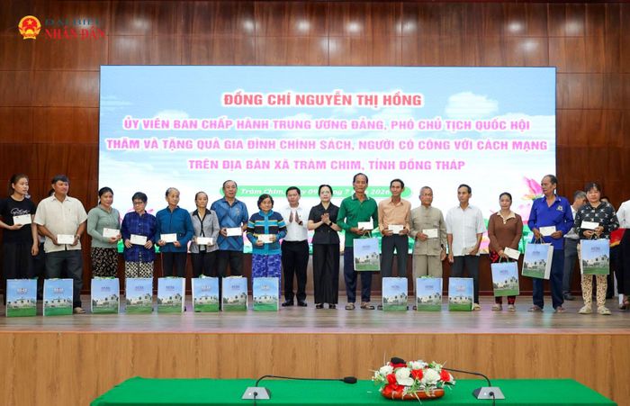 Phó Chủ nhiệm Văn phòng Quốc hội Nguyễn Thị Thúy Ngần và lãnh đạo địa phương trao quà tặng các gia đình chính sách