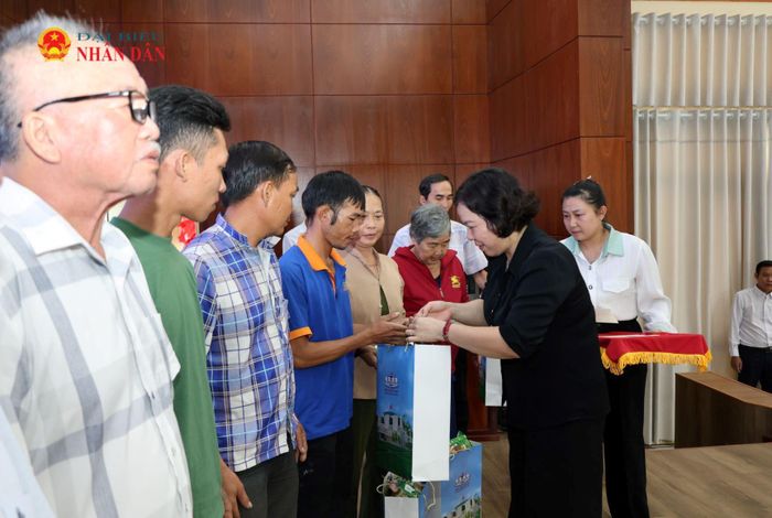 Phó Chủ nhiệm Ủy ban Văn hóa và Xã hội Trần Thị Thanh Lam trao quà tặng các gia đình chính sách