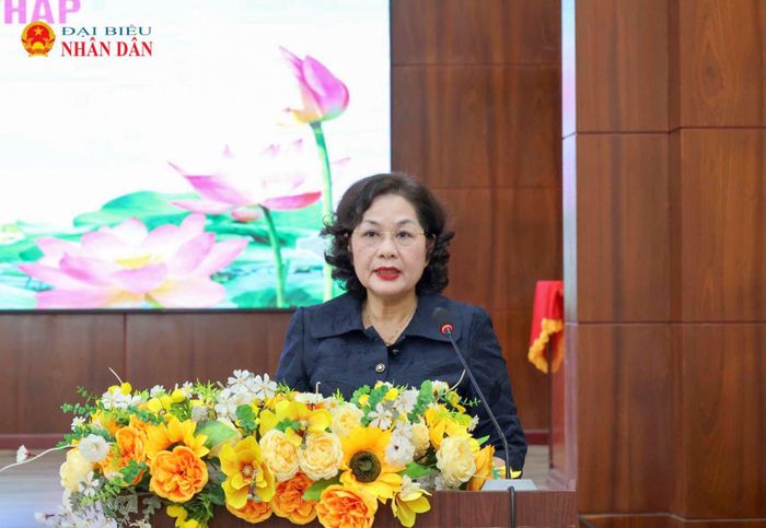 Phó Chủ tịch Quốc hội Nguyễn Thị Hồng phát biểu tại buổi trao quà