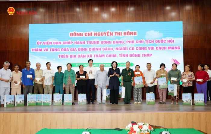 Phó Chủ tịch Quốc hội Nguyễn Thị Hồng trao quà tặng gia đình chính sách tại xã Tràm Chim, Đồng Tháp