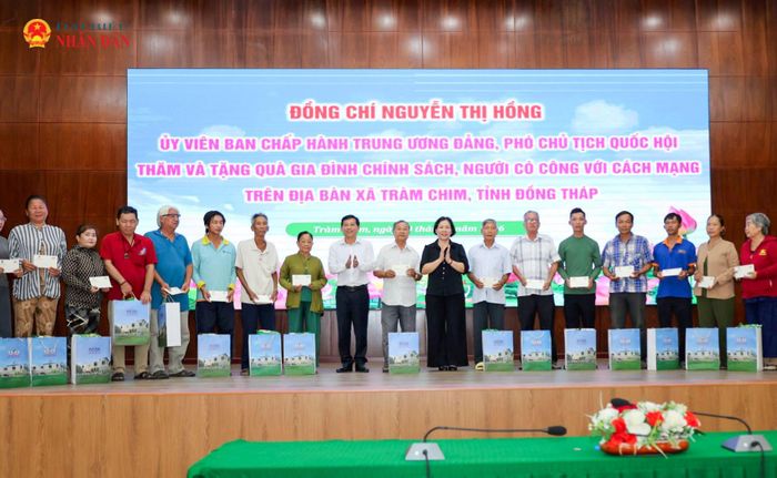 Phó Chủ nhiệm Ủy ban Văn hóa và Xã hội Trần Thị Thanh Lam và lãnh đạo xã Tràm Chim trao quà tặng các gia đình chính sách