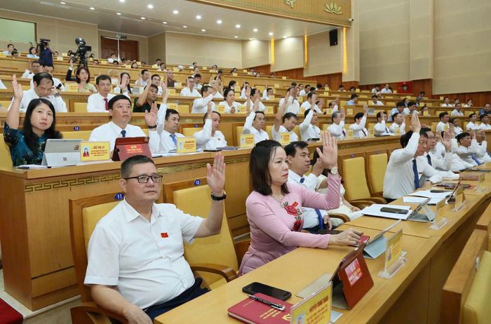 Các đại biểu biểu quyết thông qua các nghị quyết tại kỳ họp