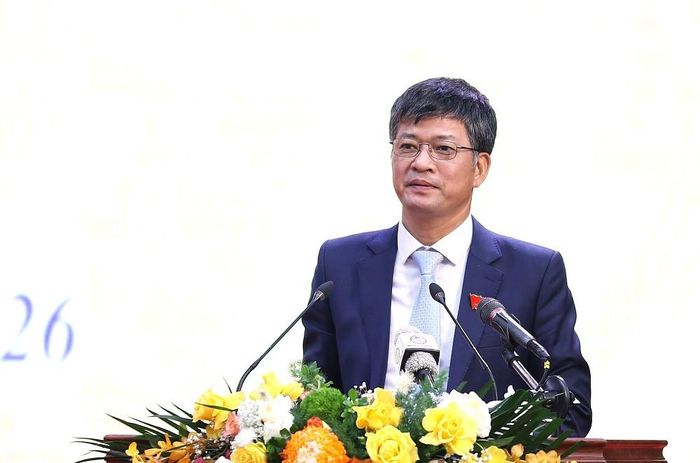 Phó Chủ tịch Thường trực HĐND tỉnh Lê Xuân Tiến điều hành nội dung biểu quyết thông qua các nhóm nghị quyết tại kỳ họp