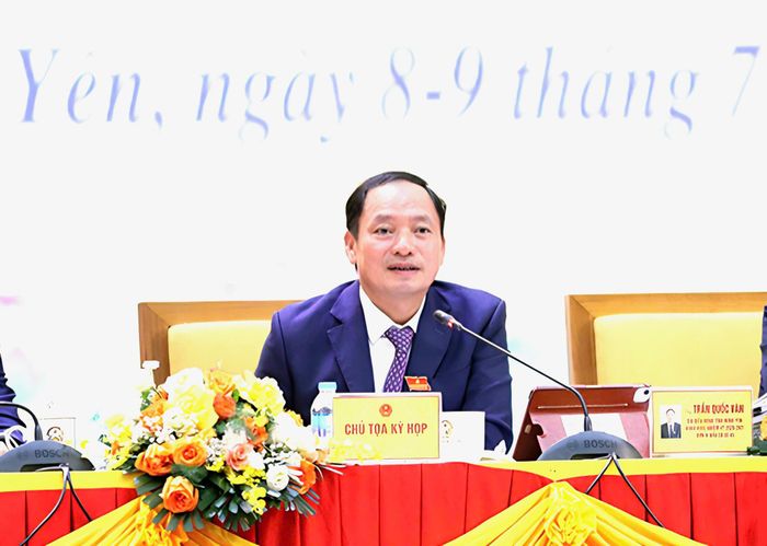 Phó Bí thư Tỉnh ủy, Chủ tịch HĐND tỉnh Trần Quốc Văn điều hành phiên chất vấn