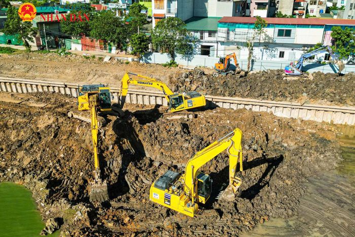 Tuyến kè hồ dài khoảng 2,7km. Theo thiết kế, công trình sẽ xây dựng hai tuyến cống hộp điều tiết nước vào - ra hồ, một tuyến cống nối hồ ra sông Nhuệ