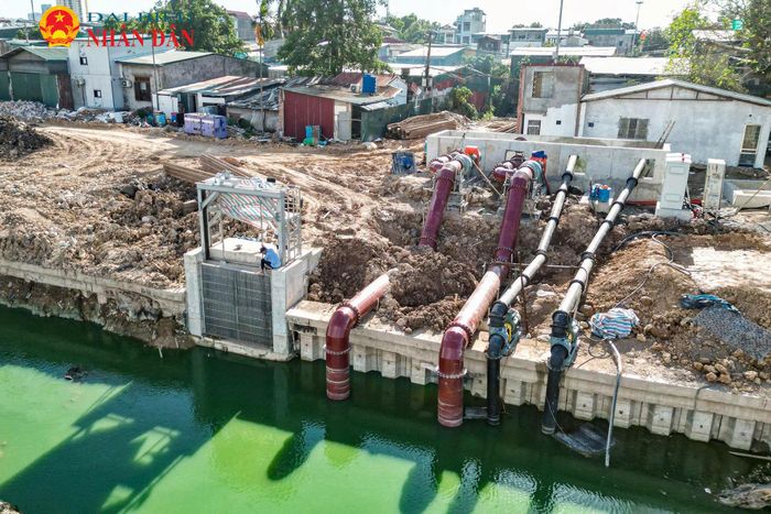 Đặc biệt, hai máy bơm công suất lớn sẽ được lắp đặt cùng cửa điều tiết, kết nối từ đường Nguyễn Văn Giáp về trạm bơm Đồng Bông, góp phần tăng khả năng tiêu thoát nước cho toàn khu vực