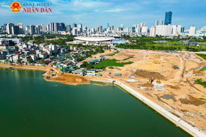 Theo quyết định của UBND TP Hà Nội, hồ điều hòa Phú Đô là một trong 10 dự án khẩn cấp nhằm nâng cao năng lực tiêu thoát nước cho Thủ đô