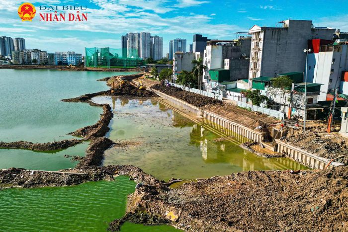 Theo đó, công trình được xác định là cấp bách trong bối cảnh nhiều tuyến đường, khu dân cư phía Tây thường xuyên chìm trong nước sau các trận mưa lớn, ảnh hưởng nghiêm trọng đến đời sống và sinh hoạt của người dân