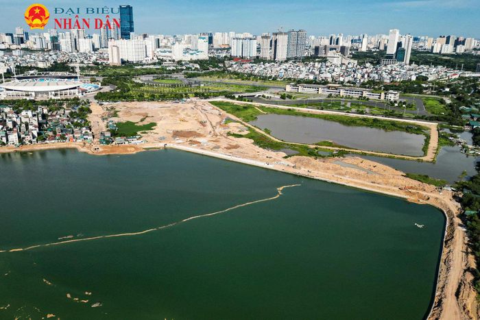 Theo UBND phường Từ Liêm, dự án liên quan đến khoảng 400 hộ dân và 6 tổ chức. Trong đó, có 288 hộ bị thu hồi đất nông nghiệp với diện tích hơn 227.600m2 nằm trong lòng hồ; hơn 102.000m2 đất do các tổ chức quản lý; hơn 36.000m2 đất công, đất mương, giao thông thủy lợi do UBND phường quản lý