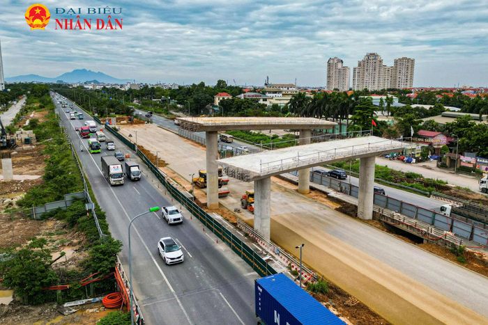 Hai nhịp cầu nhánh số 4 đã hoàn thành, trong khi các nhánh còn lại tiếp tục được thi công