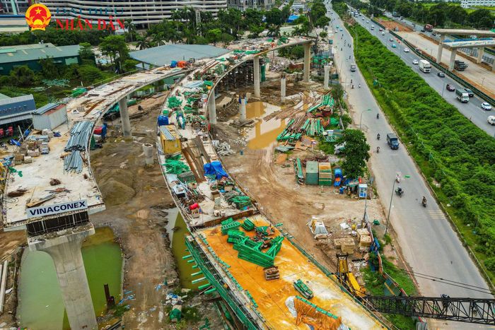 Trên công trường, công nhân, máy móc được huy động, thi công "3 ca, 4 kíp" với quyết tâm đưa dự án về đích đúng kế hoạch đề ra