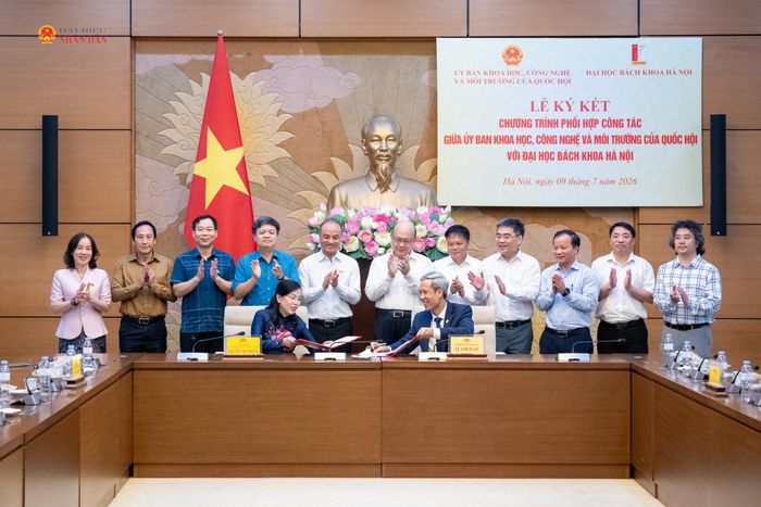 Chủ nhiệm Ủy ban Khoa học, Công nghệ và Môi trường Nguyễn Thanh Hải và Giám đốc Đại học Bách Khoa, GS.TS Lê Anh Tuấn ký kết Chương trình phối hợp công tác với Đại học Bách khoa Hà Nội