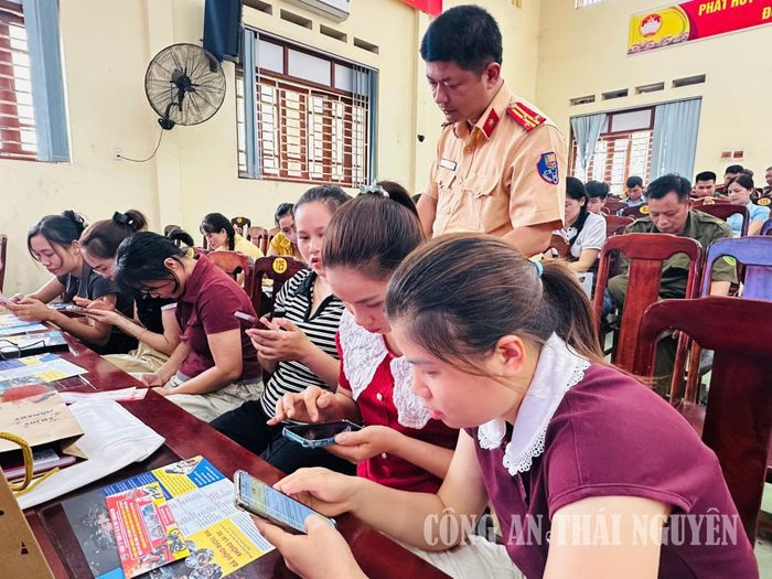 Lực lượng CSGT đã tạo mã QRCode bộ đề kiểm tra kiến thức pháp luật về TTATGT (Ảnh: Phòng CSGT, Công an tỉnh Thái Nguyên)