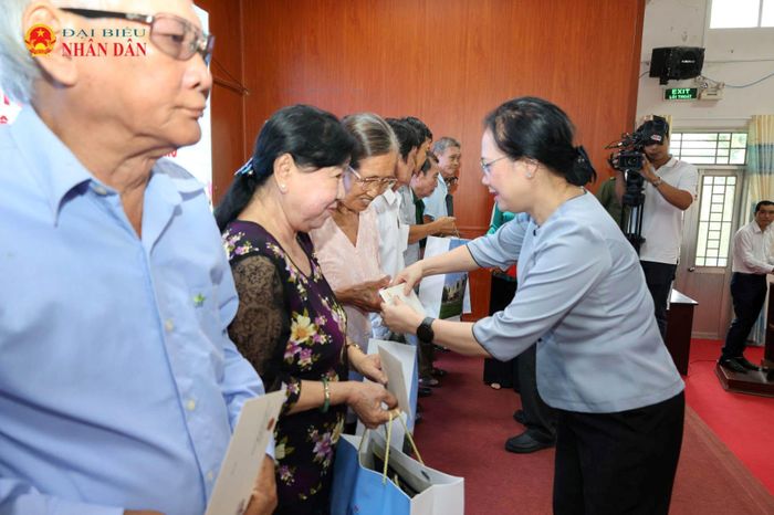 Phó Chủ nhiệm Văn phòng Quốc hội Nguyễn Thị Thúy Ngần trao quà tặng các gia đình chính sách