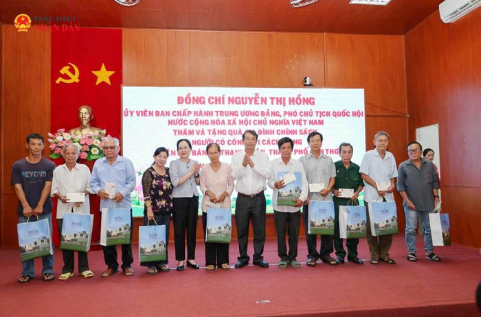 Phó Chủ nhiệm Văn phòng Quốc hội Nguyễn Thị Thúy Ngần và Phó Chủ tịch UBND TP. Cần Thơ Nguyễn Văn Khởi trao quà tặng các gia đình chính sách