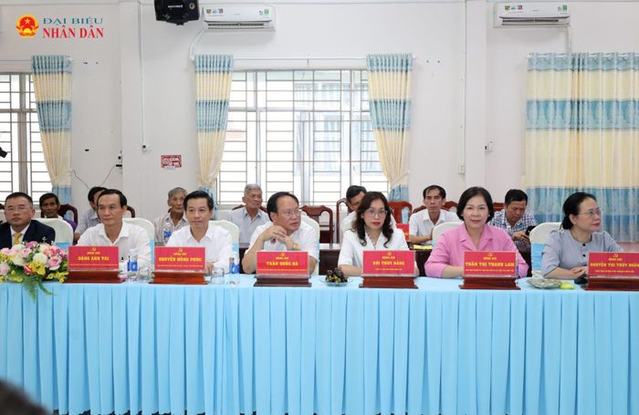 Các đại biểu tham dự buổi trao quà đến các gia đình chính sách trên địa bàn xã Thạnh Xuân