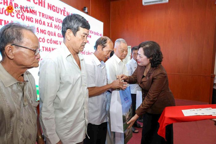 Phó Chủ tịch Quốc hội Nguyễn Thị Hồng trao quà tặng các gia đình chính sách xã Thạnh Xuân, Cần Thơ
