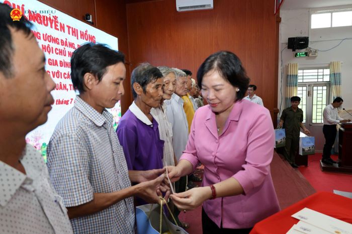 Phó Chủ nhiệm Ủy ban Văn hóa và Xã hội Trần Thị Thanh Lam trao quà tặng các gia đình chính sách