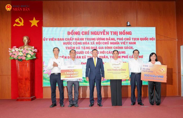 Đại diện lãnh đạo Ngân hàng HDBank, LPBank và lãnh đạo ngân hàng SHB trao bảng tượng trưng, hỗ trợ địa phương xây dựng 15 căn nhà đại đoàn kết, trị giá mỗi căn 60 triệu đồng