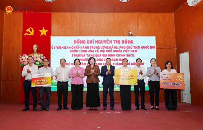 Phó Chủ tịch Quốc hội Nguyễn Thị Hồng chứng kiến các doanh nghiệp trao bảng tượng trưng, hỗ trợ xây dựng 15 căn nhà đại đoàn kết cho các hộ dân khó khăn về nhà ở trên địa bàn xã Thạnh Xuân