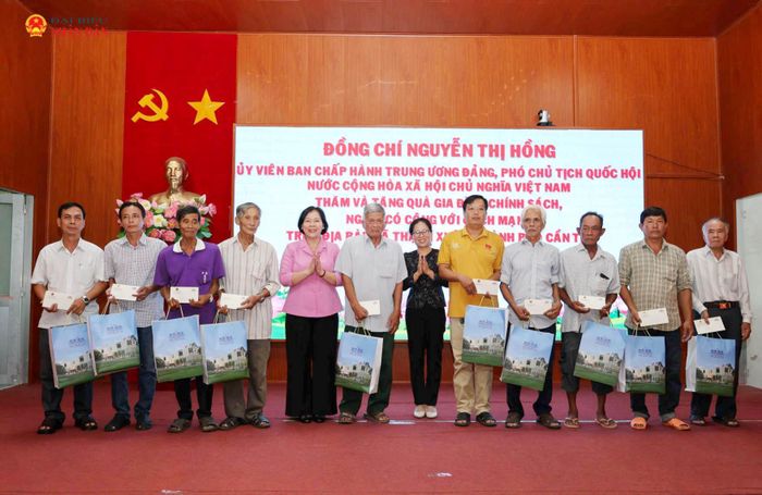 Phó Chủ nhiệm Ủy ban Văn hóa và xã hội Trần Thị Thanh Lam và Phó Trưởng Đoàn đại biểu Quốc hội TP. Cần Thơ Tô Ái Vang trao quà tặng các gia đình chính sách