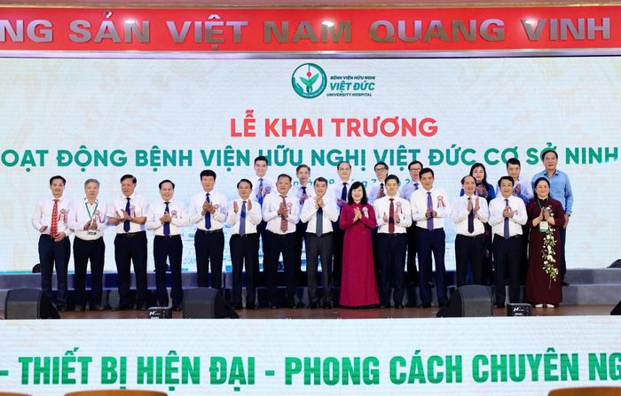 Các đại biểu tại Lễ khai trương hoạt động Bệnh viện Hữu nghị Việt Đức cơ sở Ninh Bình. Ảnh: Như Ý