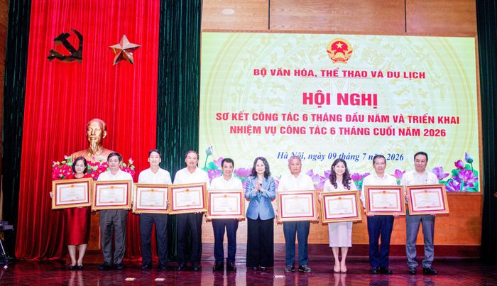 Bộ trưởng Bộ Văn hóa, Thể thao và Du lịch Lâm Thị Phương Thanh trao Bằng khen cho các đơn vị đạt thành tích xuất sắc 6 tháng đầu năm. Ảnh: Tam Ninh