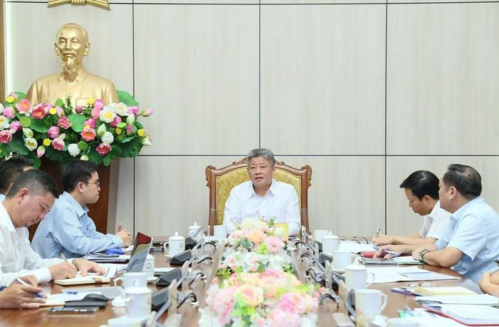 Ông Nguyễn Mạnh Quyền, Chủ tịch UBND tỉnh Hưng Yên chủ trì buổi làm việc. Nguồn: Hungyen.gov.vn.