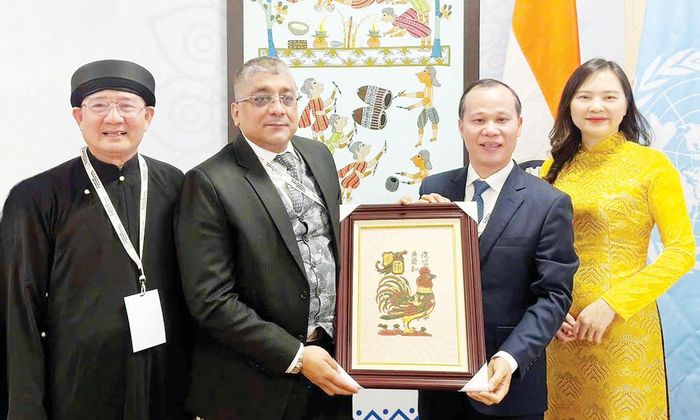 Đồng chí Mai Sơn tặng tranh dân gian Đông Hồ cho đại biểu dự kỳ họp của UNESCO ghi danh Nghề làm tranh dân gian Đông Hồ là Di sản Văn hóa phi vật thể cần bảo vệ khẩn cấp.