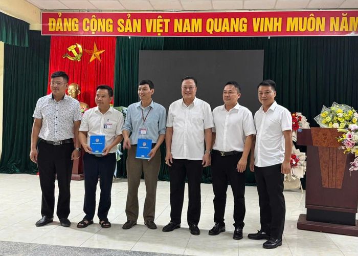 Đoàn công tác trao quà cho đại diện xã Tân Phong.