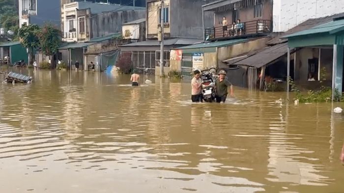 Nước ngập sâu vào trong nhà của người dân ở Lào Cai.