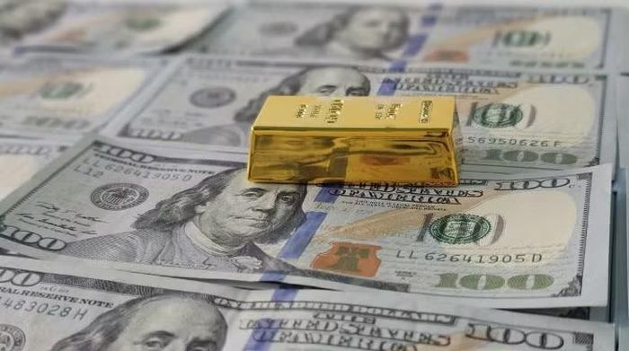 Bất an trước các rủi ro địa chính trị, nhiều ngân hàng trung ương dự kiến bán bớt USD và tăng mua vàng. Ảnh: GoldSilver