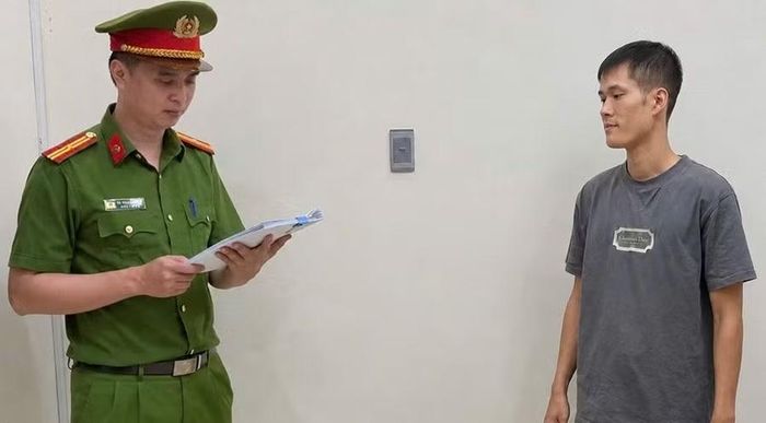 Công an tỉnh Ninh Bình đã khởi tố Nguyễn Xuân Hoàng về tội buôn bán hàng giả, thu giữ 702 sản phẩm giả mạo trị giá hơn 304 triệu đồng