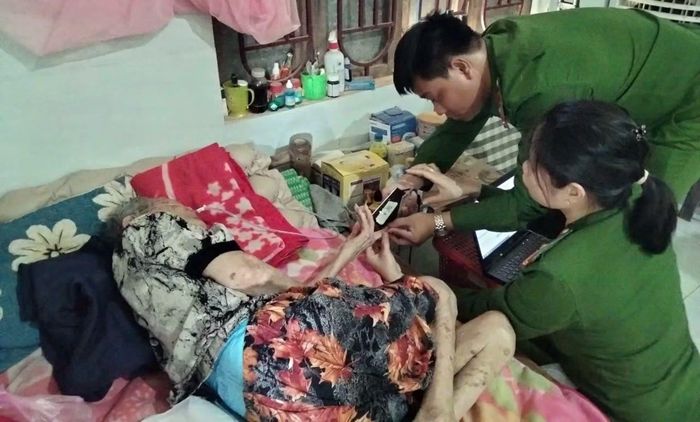 Lực lượng Công an đến tận nhà thu nhận mẫu ADN của thân nhân liệt sĩ lớn tuổi, khó khăn trong đi lại