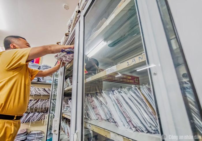 Góc tủ hồ sơ được lưu trữ ngăn nắp, khoa học giúp cán bộ CSGT tối ưu thời gian, không để người dân phải chờ đợi