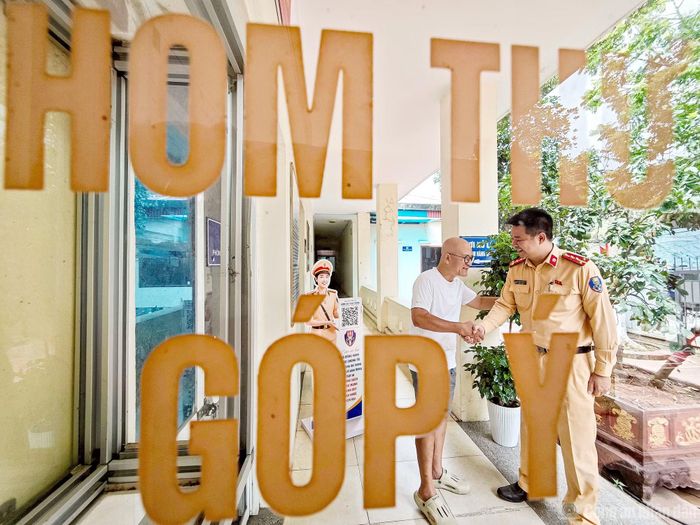  Ông Khánh bắt tay cảm ơn cán bộ Đội CSGT số 4. 