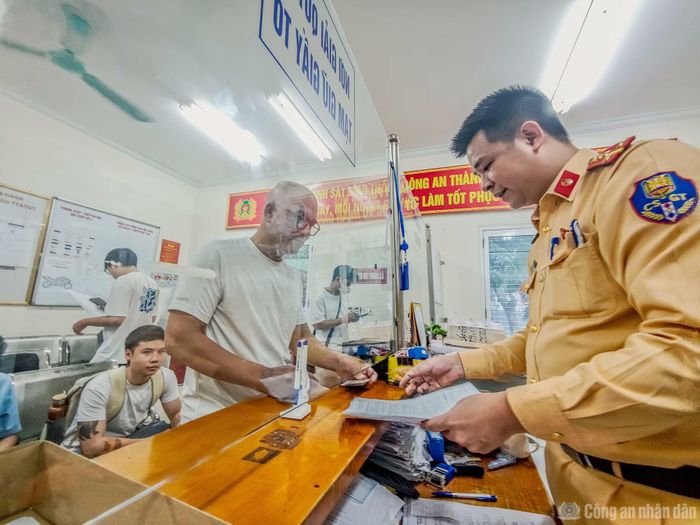 Người dân đến làm thủ tục tại Đội CSGT số 4.