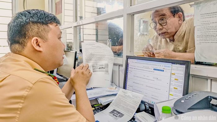 Cán bộ CSGT hướng dẫn người dân tra cứu, xử lý phạt nguội.