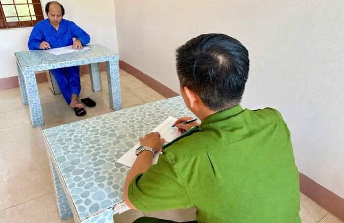 Công an tiến hành lấy lời khai của một đối tượng trong đường dây cá cược (Ảnh CA cung cấp).