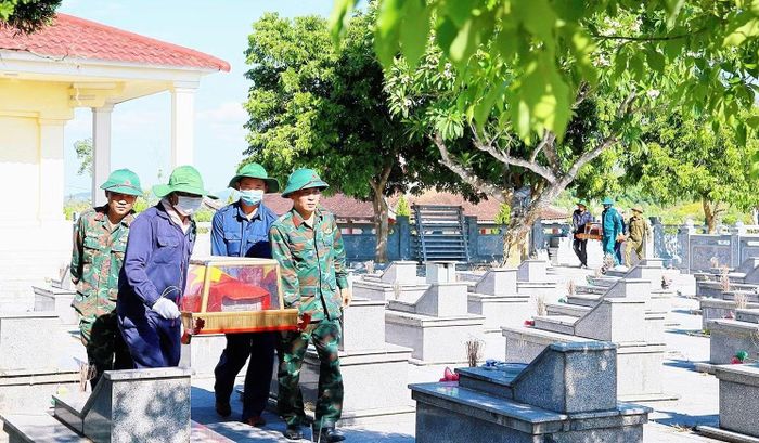 Công tác lấy mẫu ADN tại các phần mộ liệt sĩ chưa xác định danh tính tại Hà Tĩnh đang được tiến hành khẩn trương.
