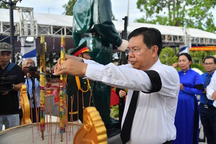 Đồng chí Nguyễn Tiến Hải, Bí thư Tỉnh ủy An Giang dâng hương tưởng niệm các anh hùng Liệt sĩ.