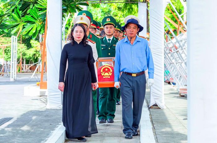 Phó Chủ tịch nước Võ Thị Ánh Xuân đưa hài cốt Liệt sĩ đến khu vực an táng.