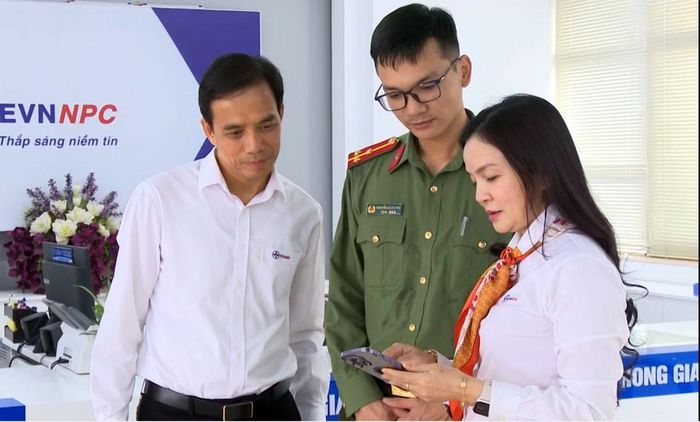 Cán bộ chiến sĩ Phòng ANKT, Công an tỉnh Quảng Ninh hướng dẫn doanh nghiệp trên địa bàn chủ động phòng ngừa tội phạm trên không gian mạng.
