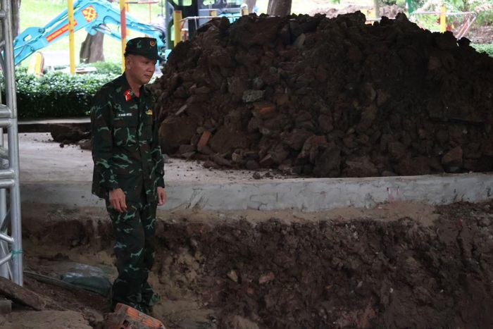 Trung tá Lê Ngọc Hà, Đội trưởng Đội Tìm kiếm, quy tập hài cốt liệt sĩ, tại hiện trường.