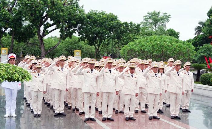 Đoàn đại biểu các thế hệ lãnh đạo, CBCS Cục Trang bị và kho vận đến dâng hoa tưởng niệm các anh hùng liệt sĩ tại Đài tưởng niệm các Anh hùng, liệt sĩ Bắc Sơn.