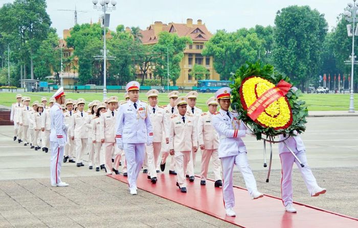 Đoàn đại biểu các thế hệ lãnh đạo, CBCS Cục Trang bị và kho vận, Bộ Công an dâng hoa, vào Lăng viếng Chủ tịch Hồ Chí Minh.