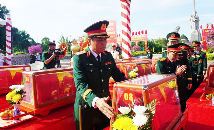 Các đại biểu dự lễ truy điệu, an táng hài cốt liệt sĩ.