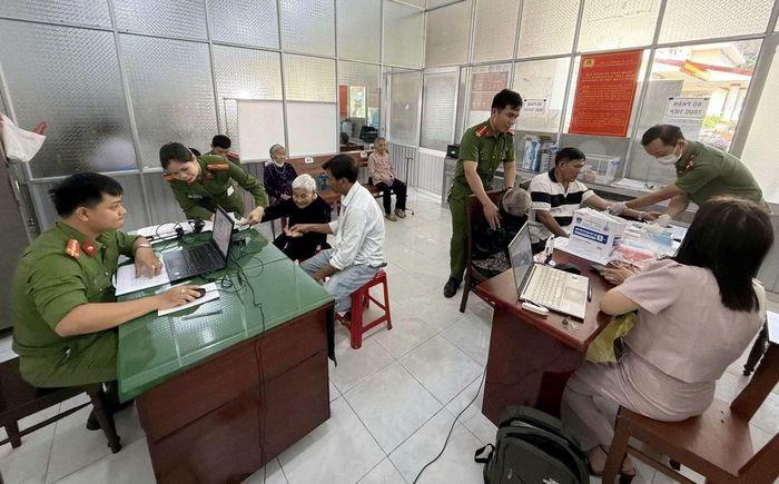 Công an tỉnh Quảng Ngãi thu nhận mẫu ADN từ thân nhân liệt sĩ.