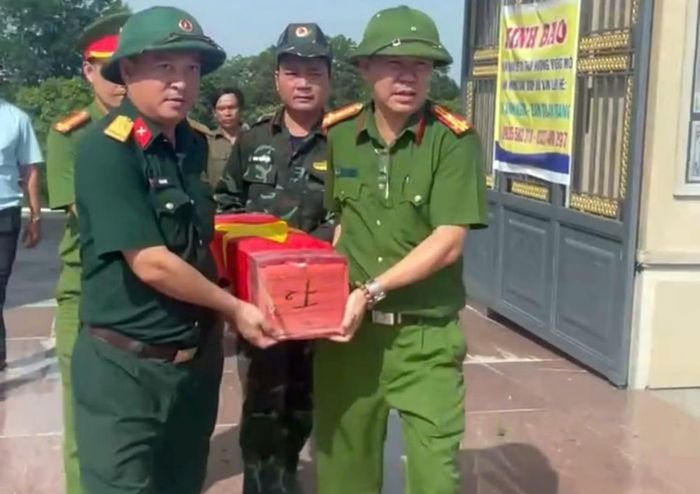 Cán bộ Công an xã Thu Bồn (Đà Nẵng) tham gia đón các liệt sĩ trở về.
