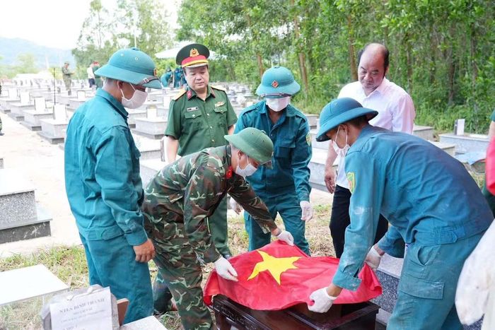 Lực lượng chức năng tổ chức lấy mẫu sinh phẩm tại Nghĩa trang liệt sĩ Bình Thành (xã Bình Điền, TP Huế).
